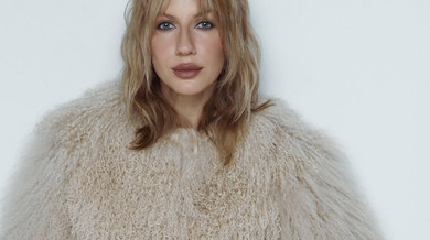 Шуба, ковдра і шльопки: Нікітюк у кумедному домашньому прикиді зазнімкувалася коло генератора