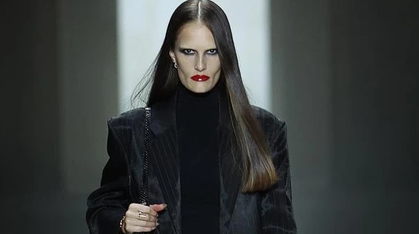 Мосс з екстремальним вирізом на спині, маскулінна Костромічова та Ратаковскі в сяючому міні продефілювали на показі Gucci