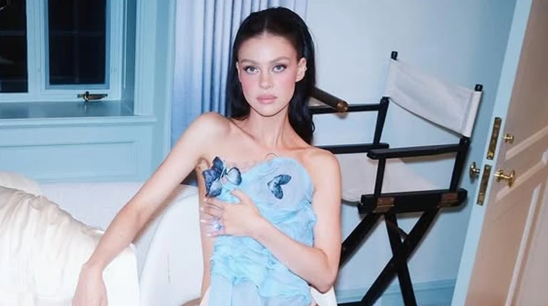 Невістка Бекхемів топлес та в колготках посвітила тендітним тілом на селфі