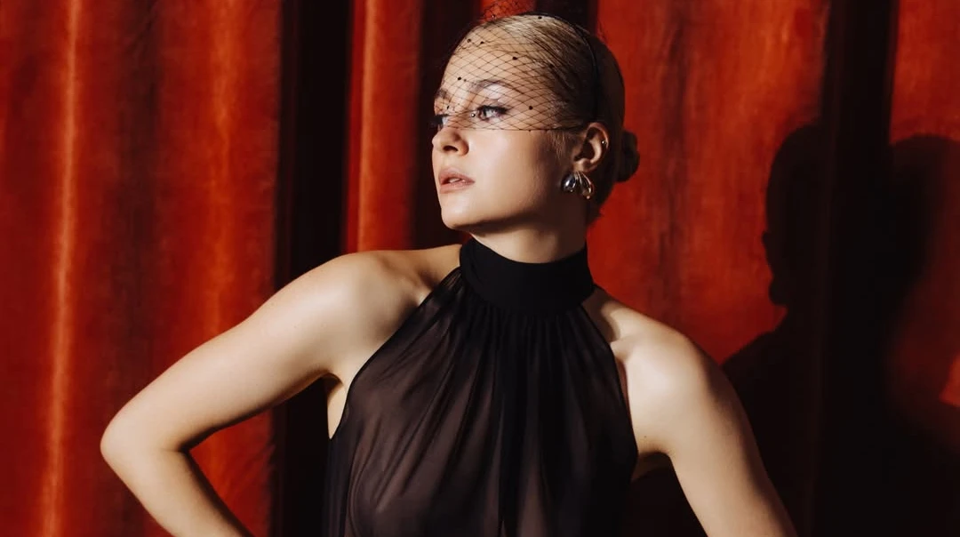 Жінки багато довели світу:  Цимбалару у напівпрозорій сукні та з вуаллю наробила драматично-гарячих кадрів