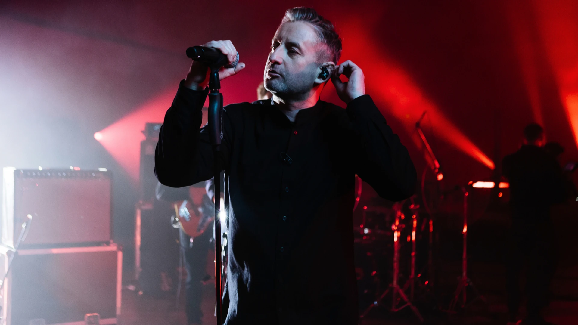 Україна з горя почорніла: Жадан і Собаки на шоу Кароль переспівали рок-н-рольний хіт 90-х. Відео