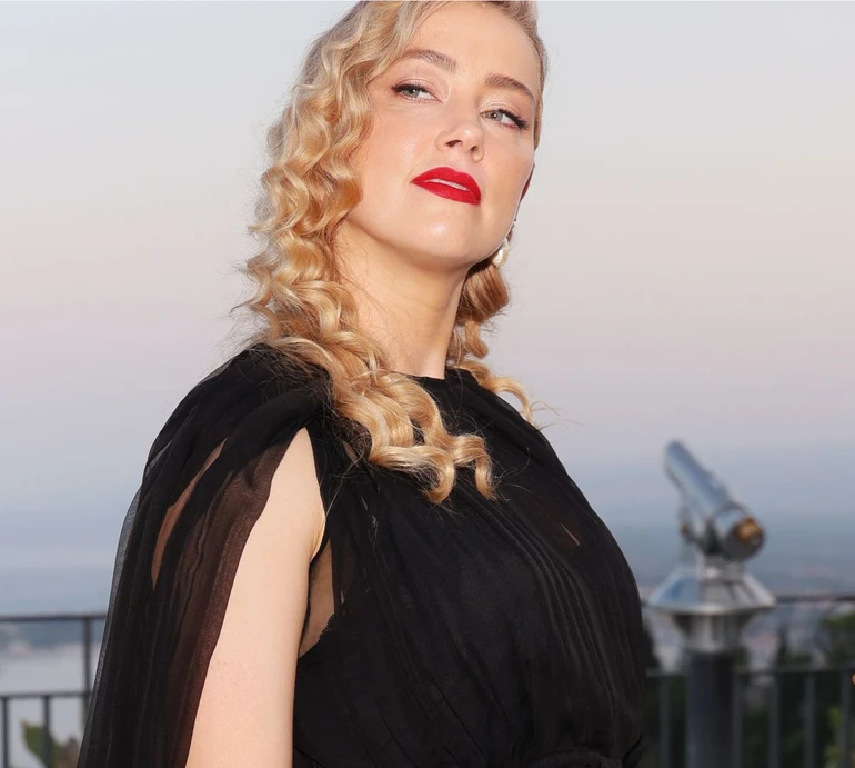 Це було приголомшливо: Маск показав, у кого перевдягалася Ембер Хьорд для рольових ігор з ним