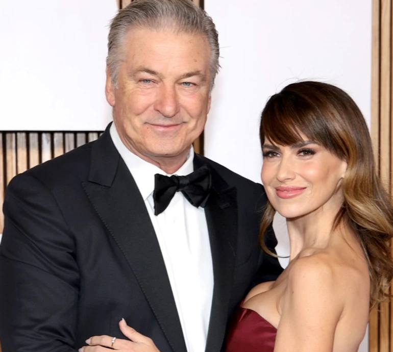 Алек Болдуїн пригорнув дружину в сукні з голими плечима на премії в Нью-Йорку. ФОТО