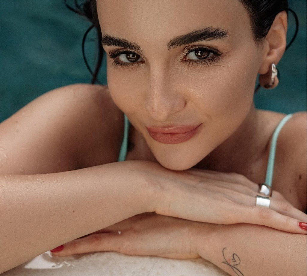 Солодка булочка Трінчер у бікіні зблизька показала струнке тіло