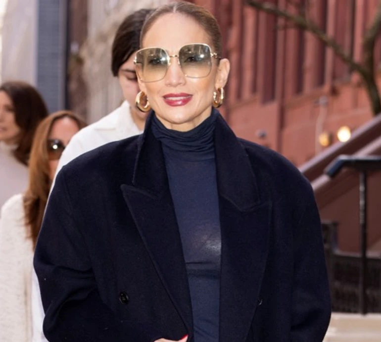 Лопес у брудних джинсах за $620 показалася на вулицях Нью-Йорка. Фото