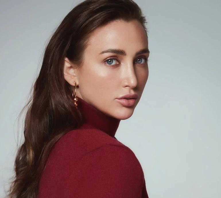 Різатдінова в міні бургунді посвітила ногами для гламурних фото