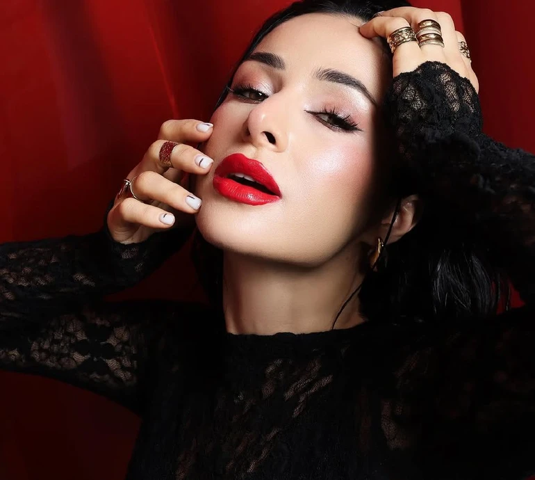 Кайф, вогонь: Огнєвіч з яскравим мейком та в чорному мереживі попозувала для чуттєвих кадрів