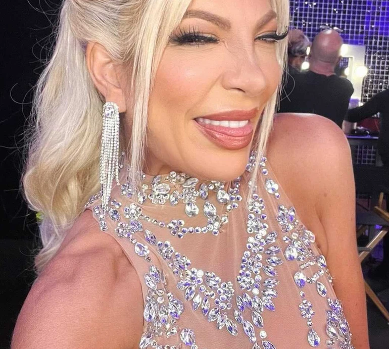 Як я ще жива, ніхто не знає: 51-річна Спеллінг шокувала зізнанням, що взагалі не п'є воду