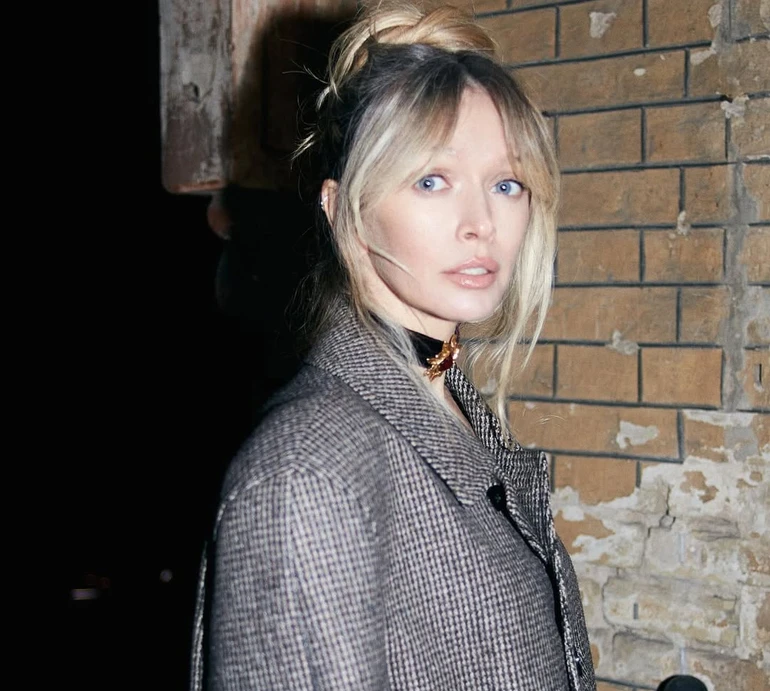 Максі з кейпом у Дубаї та діловий оверсайз у Парижі: Брежнєва вигуляла два ефектні луки. Фото