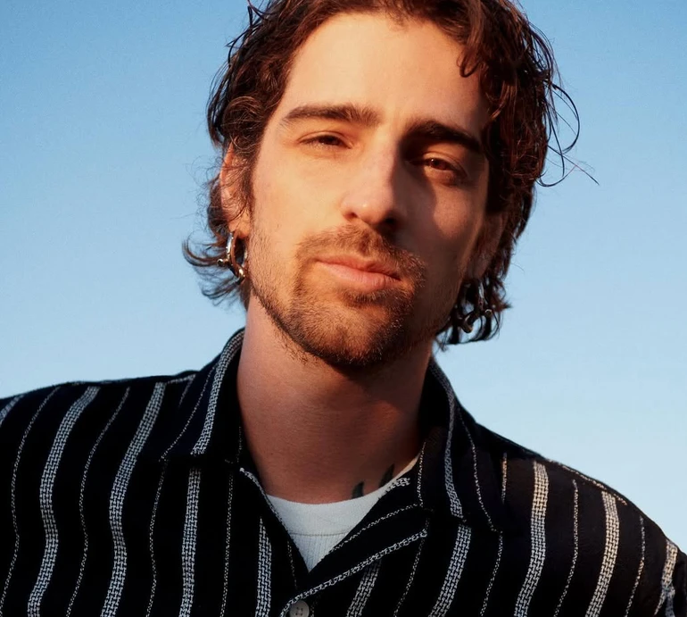 Дантес насмішив фото Кацуріної на тлі злиття лабрадудля з природою