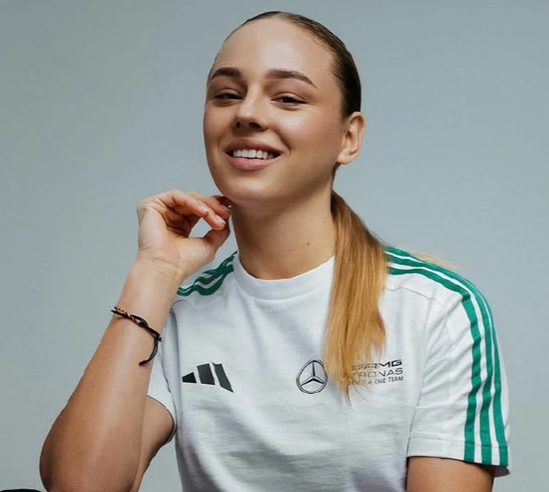 Декольтована Білодід у перлах прикрасила обкладинку і показала пивні розваги в Брюгге