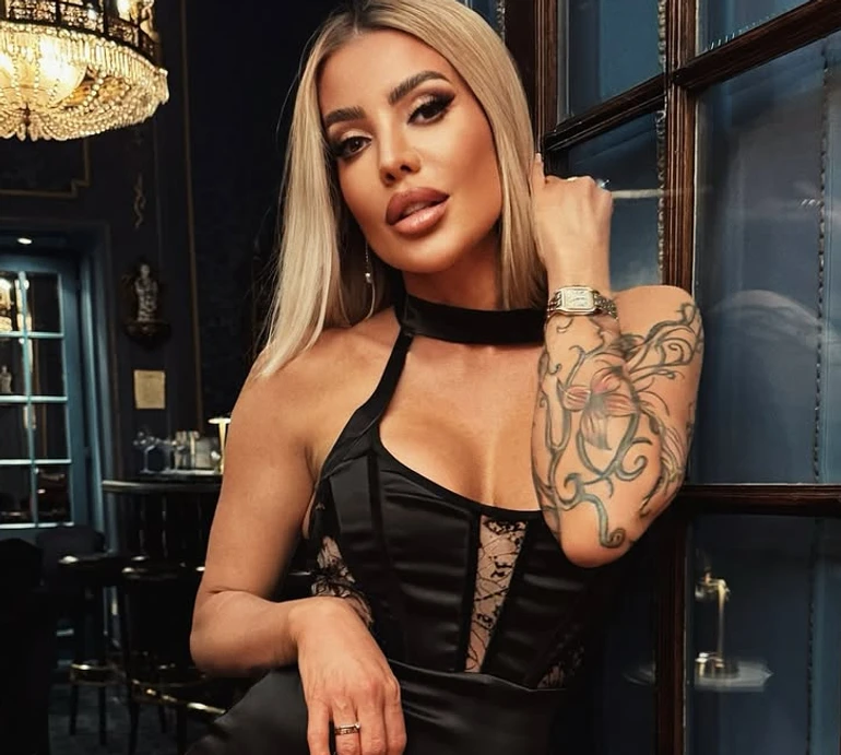 Крук у рожевих лосинах і топі покрасувалася перед дзеркалом в лондонському спортзалі. Фото