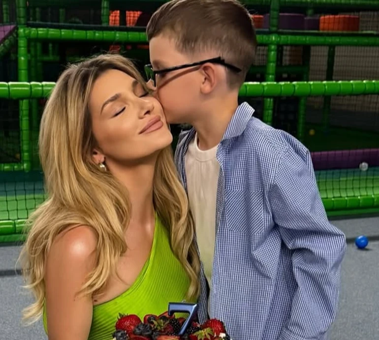 Найбільша честь у житті: Романова привітала сина з 7-річчям та попозувала коло нього у розкішній сукні