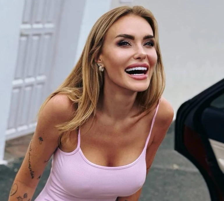 Камінська у рожевій обтислій сукні привітала маленьку-велику себе з 41-річчям