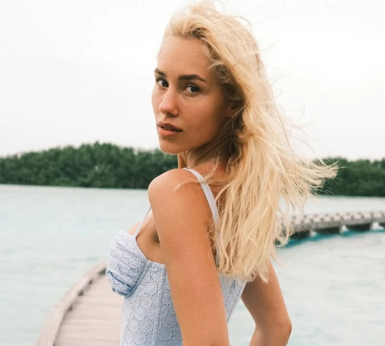 Квіткова у зефірній сукні наробила атмосферних фото з сином на Мальдівах