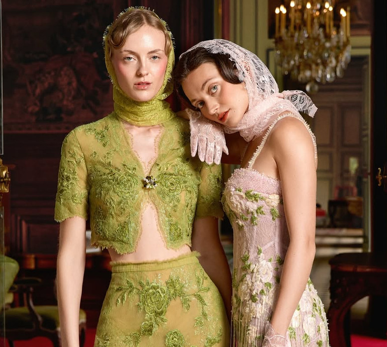 Мереживо з барахолки, антикварні прикраси та бабусине хутро: як носити трендовий вінтаж. Фото