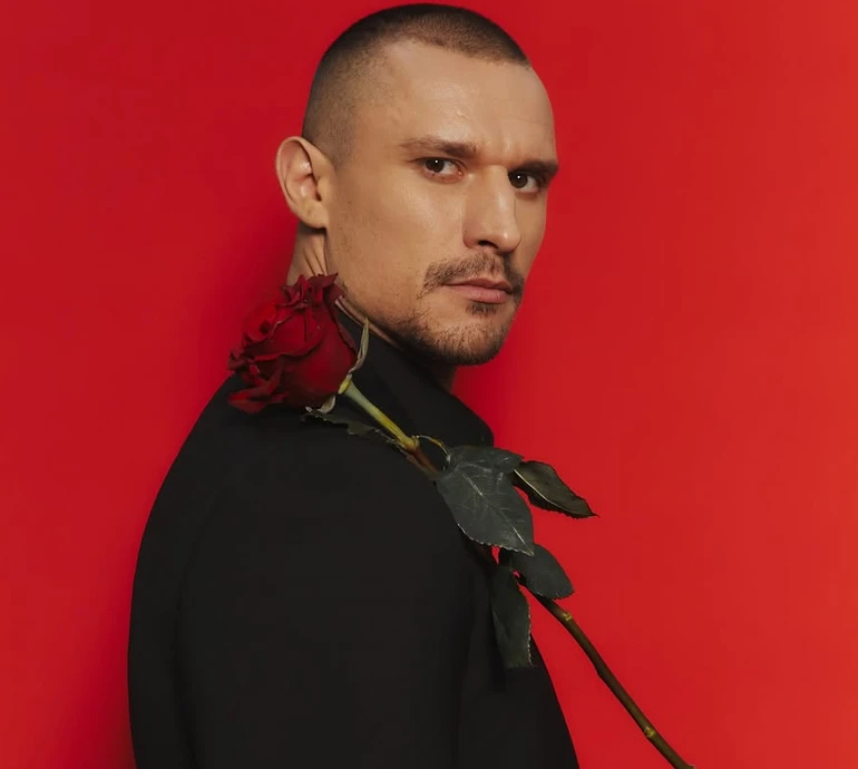 Сама себе не викопає: Цимбалюк в обіймах мами показався на городі з відром картоплі. Фото