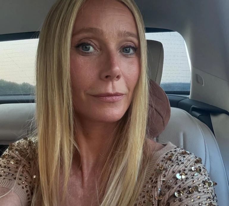 52-річна Пелтроу в бікіні зазнімкувалася з чоловіком та показала всіх їхніх дітей