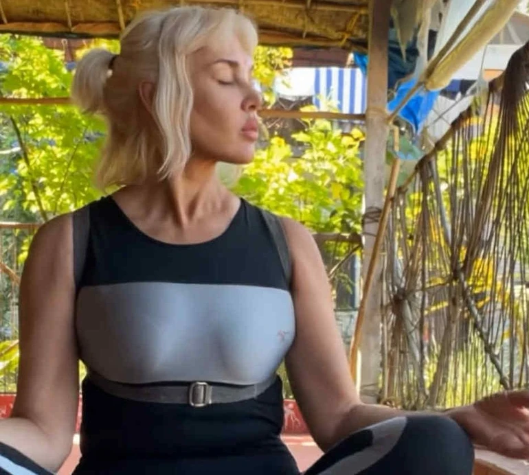 Вольнова в обтислому спортлуці показала свій ранок в Індії