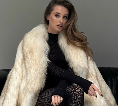 Колишня Тищенка в шубі та ажурному бодіс'юті ефектно закинула ноги на шкіряному дивані. Фото
