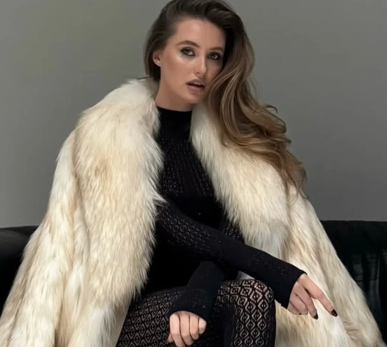 Колишня Тищенка в шубі та ажурному бодіс'юті ефектно закинула ноги на шкіряному дивані. Фото