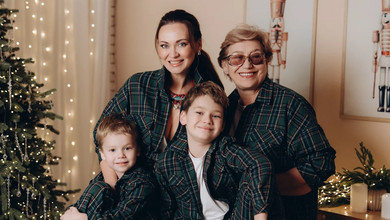 Саліванчук із синами та мамою в однакових піжамах побавилися у святковій оселі для кумедних різдвяних фото