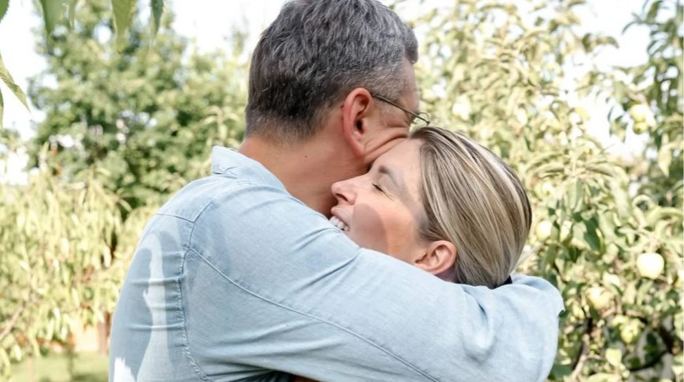 Мій якір і мої крила: наречена Кулеби сонячним селфі привітала його з 44-річчям