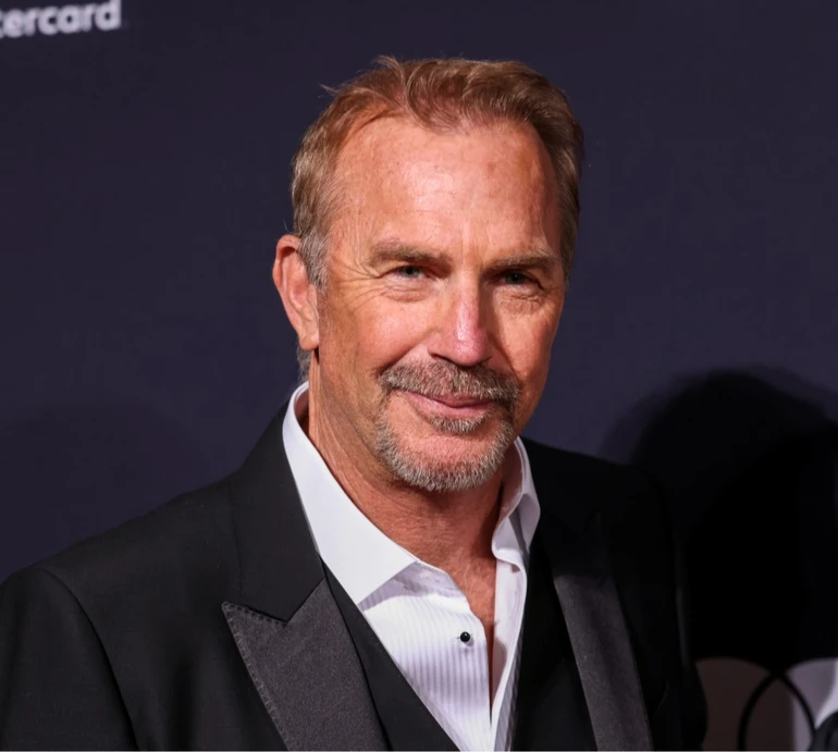 Слідкуйте за руками: 68-річний Костнер заінтригував промовистим фото з лауреаткою Греммі