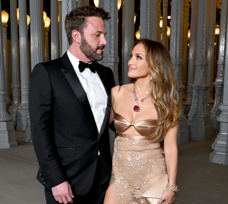 Мультизадачний Бен: Аффлек під час цілунку з Лопес не відривався від телефону. Фото