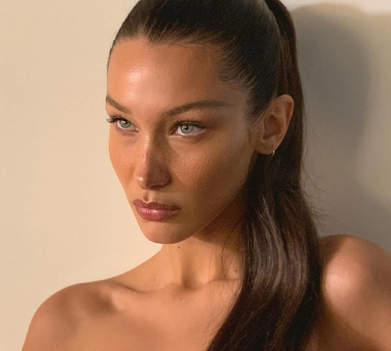 Хадід у бікіні похвалилася струнким тілом на селфі