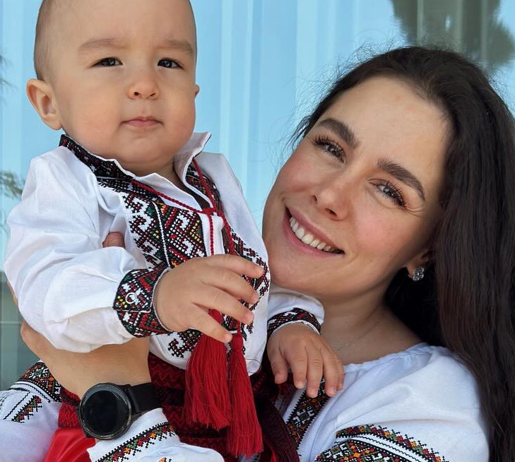 Маленький козак: Онуфрійчук замилувала однорічним сином у вишиванці та шароварах. Фото