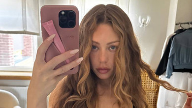 Кароль без мейкапу та з декольте наробила селфі з незвичною укладкою