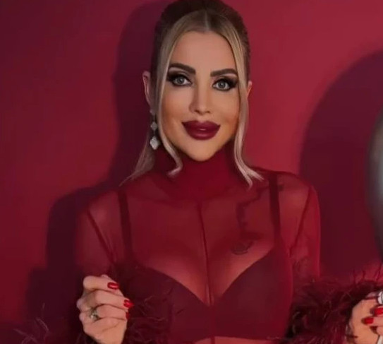 Крук у бікіні похизувалася шоколадною засмагою біля басейну