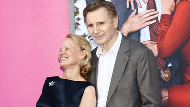 Памела Андерсон і Ліам Нісон, яких підозрюють у романі, з'явилися на хіднику разом та в супроводі синів. Фото