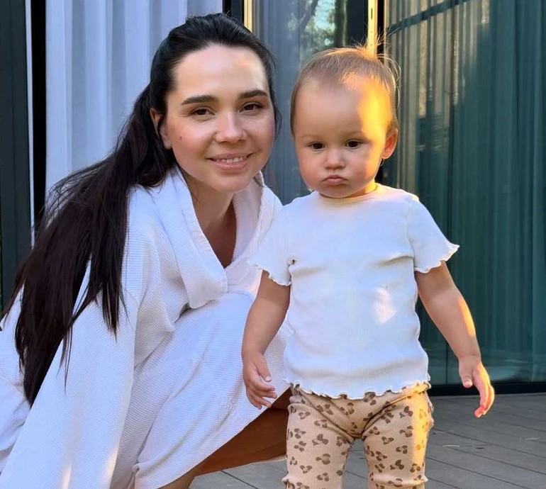 1-річна донька Кота і Татарінцевої замилувала мережу енергійними танцями. Відео