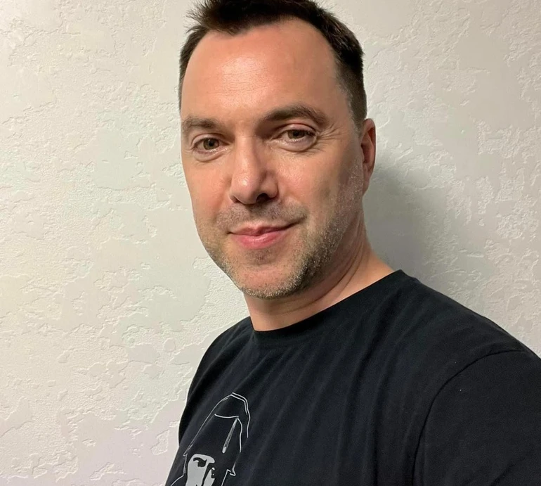 Розлучався, коли в мене ще були почуття: безжальний Арестович розказав, через що розпалися два його щасливі шлюби