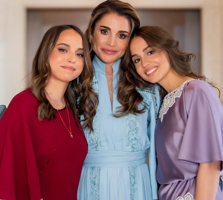 Королева Ранія показалася у вишиванці та ніжно привітала донечок з днем народження. ФОТО