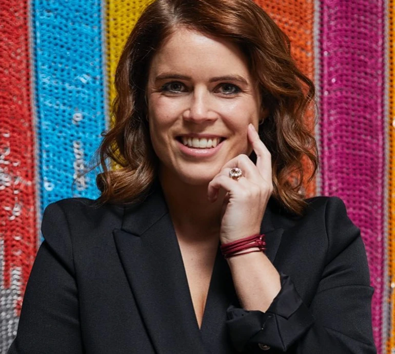 Коли ти і принцеса, і мама: Євгенія Йоркська сіла на асфальт для кумедного фото з сином