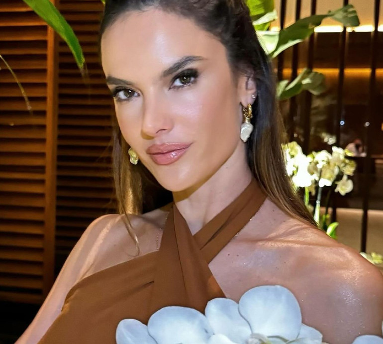 Амброзіо у бікіні млосно полежала в Карибському морі заради фото