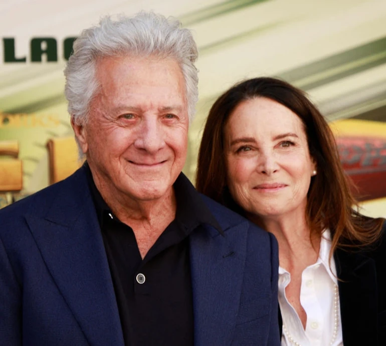 86-річний Дастін Хоффман із дружиною привели малих онучків на мультпрем'єру. Фото