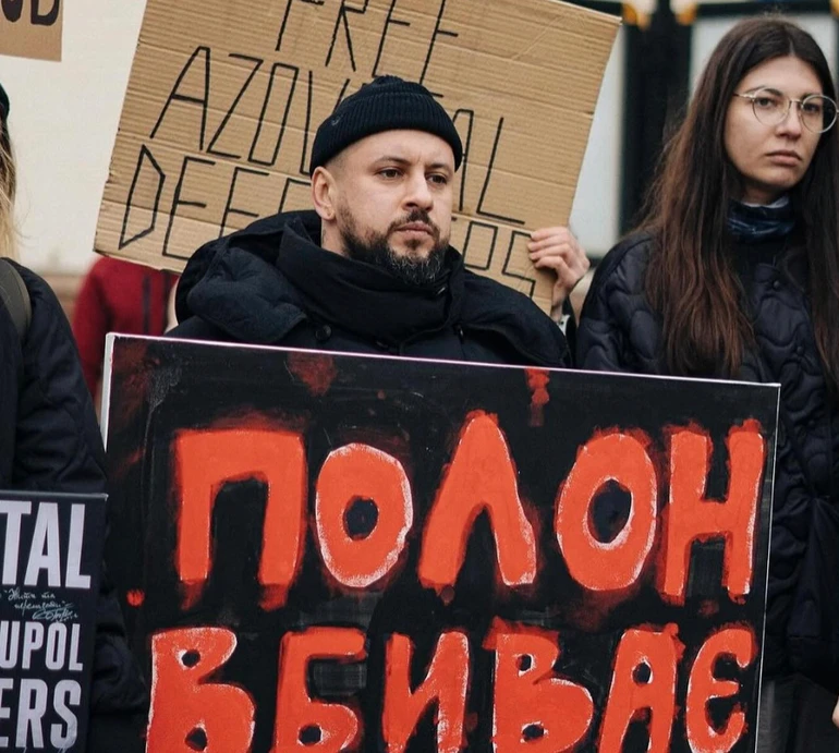 Монатік із дружиною та синами приєднався до акції на підтримку полонених захисників Маріуполя. Фото