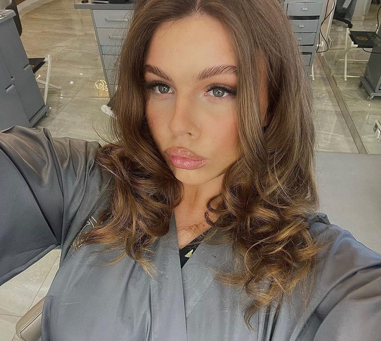 18-річна донька Фреймут похвалилася закінченням школи у США та показалася у випускній сукні. Фото