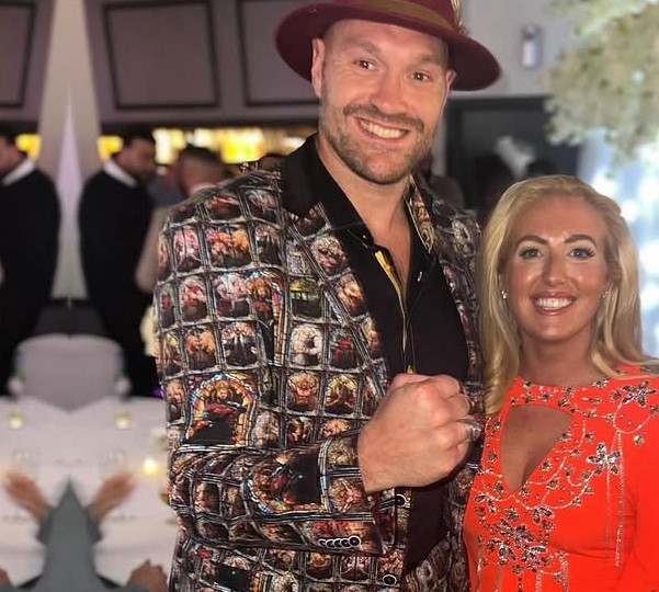 Тайсон Ф'юрі пригорнув дружину для фото на сімейному відпочинку з дітьми