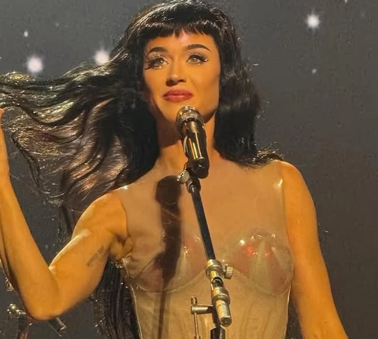 Кеті Перрі налякала виглядом колін після танців на сцені. Фото