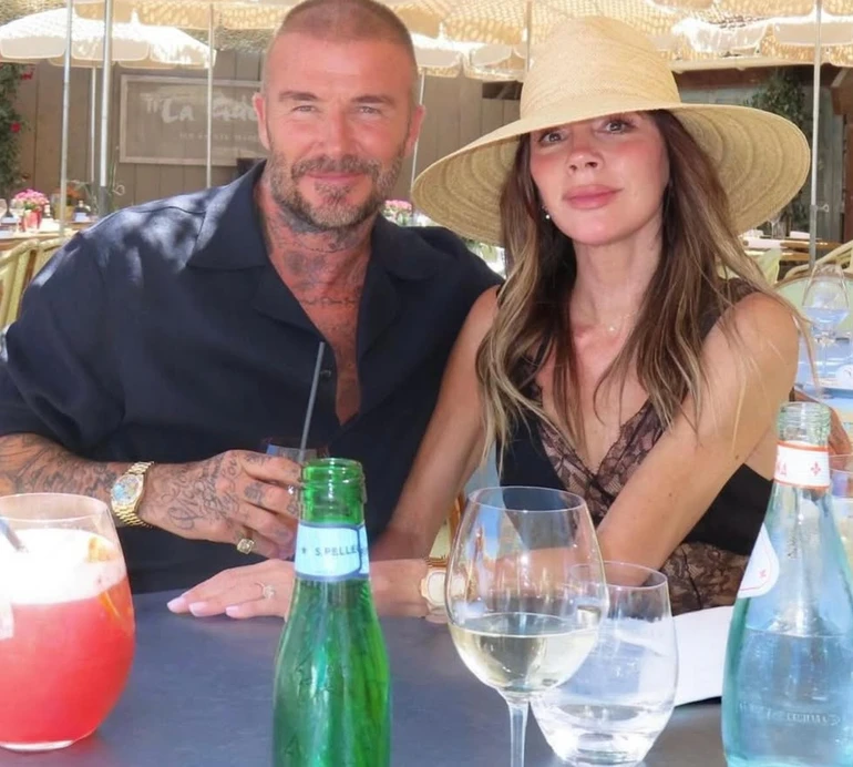 Бекхем під час релаксу на яхті помилувалася синами та дочкою в обіймах тата. Фото