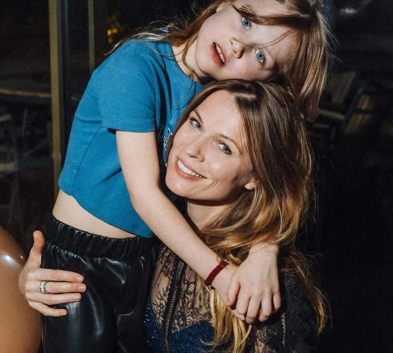 Мріяла давно: Фреймут проколола вушка 8-річній доньці та показала, як дівчинку підтримував брат