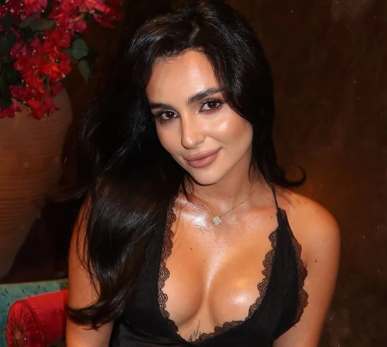 Інший колір очей та коротка стрижка: Трінчер вразила яскравим перетворенням