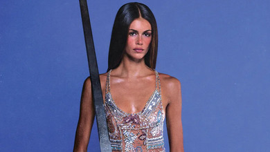 З мечем та в камінчиках Armani: донька Кроуфорд у прозорому максі попозувала для вигадливих фото в глянці