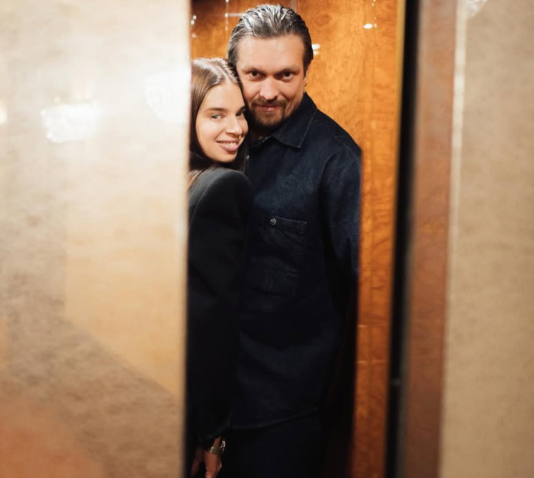 Усик пригорнув дружину у сукні-піджаку для романтичного фото в ліфті