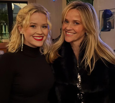 Святкові луки з донькою, селфі з синами та фото з мамою: Візерспун показала передріздвяні моменти з близькими